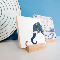 Vue de profil : support en bois à poser pour carreau tableau M - Story Tiles